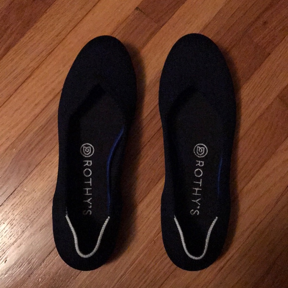 Rothys the flat - NAVY 7.5. Gently worn condition. White halo on heal.